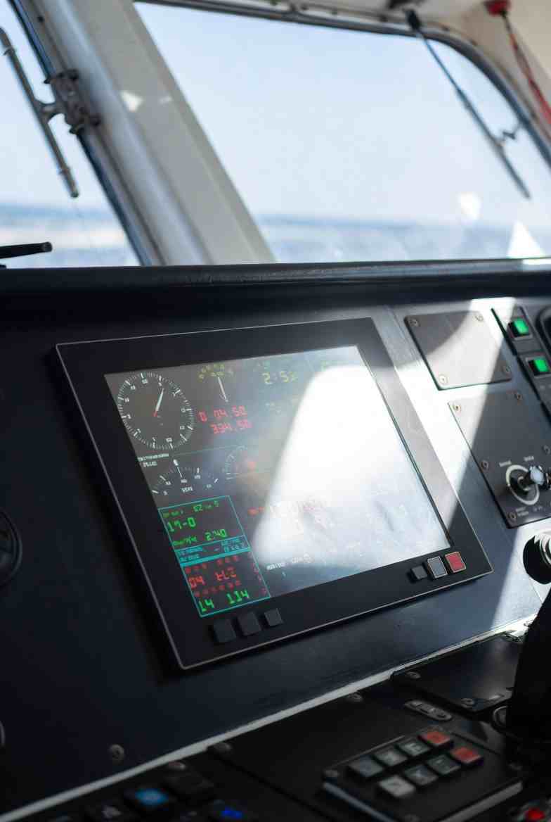 无人驾驶船驾驶台暴晒，IPS全视角TFT LCD液晶屏如何保障不偏色？ cover image